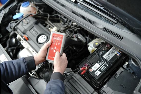 Automechaniker prüft Batterieleistung