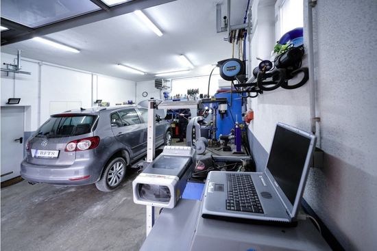 zwei Hände schrauben am Motorblock herum