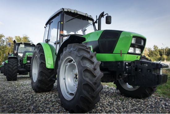 Traktor vor einem Sonnenaufgang fotografiert