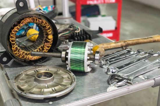 Holzstämme werden mit einer Motorsäge zerkleinert