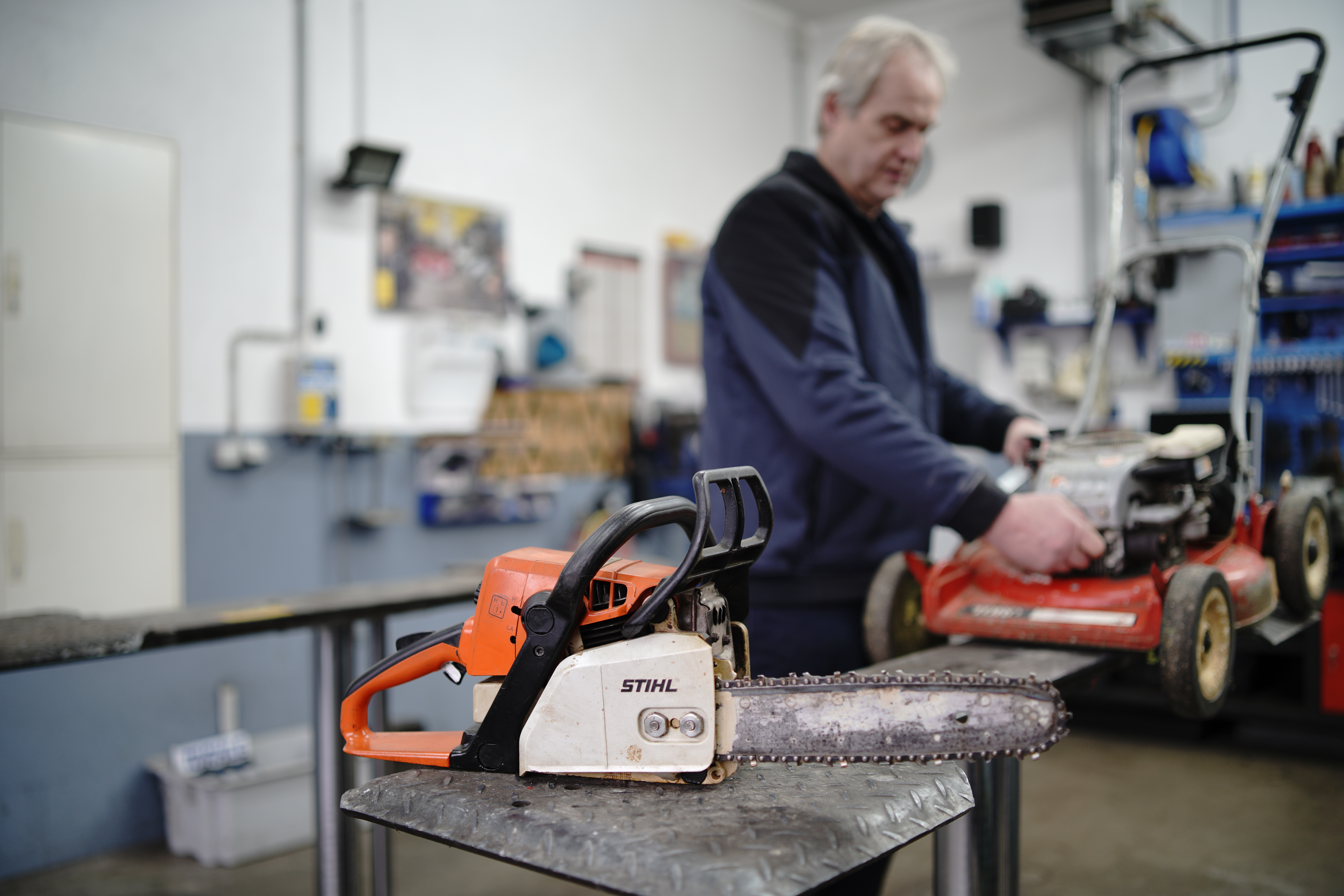 Kettensäge bei der Reparatur